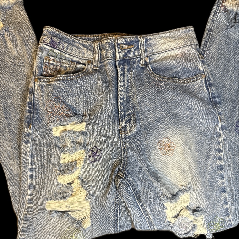 Tinseltown Women's Jeans Distressed Embroidered Flowers Jr Sz 7
